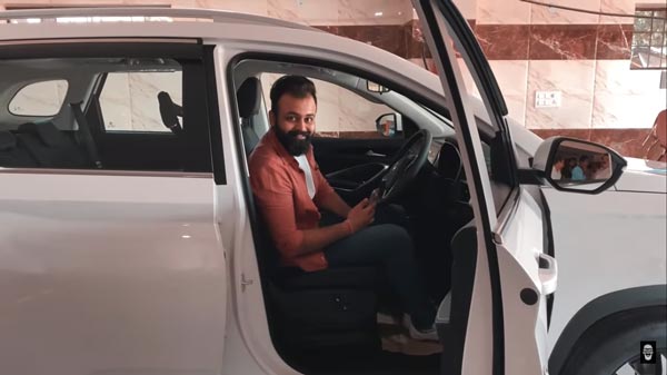 வயதான தந்தையை ஆச்சரிய பரிசால் வியக்க வைத்த இளைஞர்... காரை எப்படி வாங்கினார் தெரிஞ்சா அசந்துருவீங்க!
