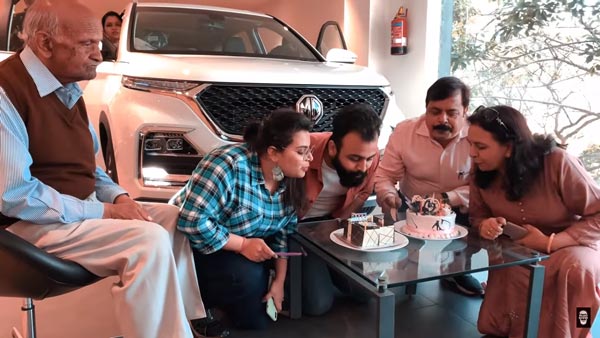 வயதான தந்தையை ஆச்சரிய பரிசால் வியக்க வைத்த இளைஞர்... காரை எப்படி வாங்கினார் தெரிஞ்சா அசந்துருவீங்க!
