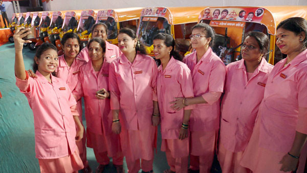 உயிரை துச்சமென நினைத்து துணிச்சலாக களத்தில் இறங்கிய 25 பெண்கள்.. சூடுபிடிக்கும் கொரோனாவிற்கு எதிரான போராட்டம்..