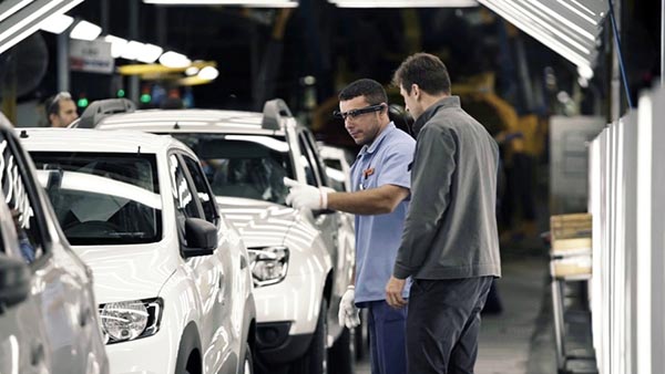 மருத்துவ பணியாளர்களுக்காக வீடுகளில் தயாராகும் ஆயுதம்... விடுமுறையை வீணாக்காமல் மக்கள் அதிரடி...
