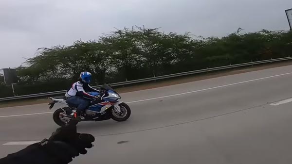 கொத்து கொத்தாக உயிர்கள் பலியாகும் நிலையில் இளைஞர் செய்த காரியம்... வீடியோவை பார்த்து ஷாக் ஆன மக்கள்