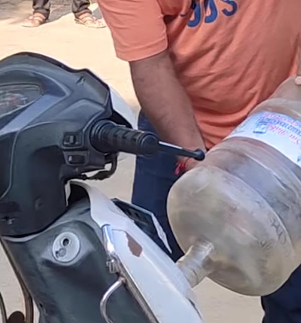ஆக்டிவா ஸ்கூட்டருக்குள் புகுந்த நாக பாம்பு... ஊரடங்கால் கிளம்பும் புதிய பிரச்னை...