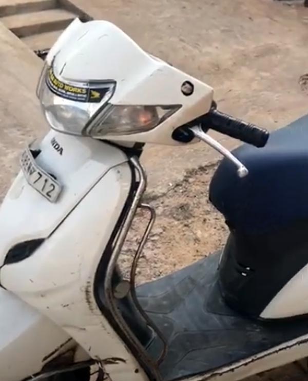 ஆக்டிவா ஸ்கூட்டருக்குள் புகுந்த நாக பாம்பு... ஊரடங்கால் கிளம்பும் புதிய பிரச்னை...