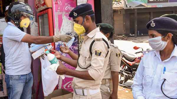 பணியாளர்கள் இல்லை... கார்கள் மூலமாக டெலிவிரி பணியை துவங்கும் பிளிப்கார்ட்...