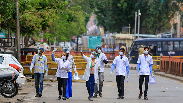 ஜாலியா ஒரு ரவுண்டு போனது குத்தமா? கட்டிபோட்டு உதைத்த ஊர் மக்கள்.. புத்தம் புதிய ஸ்விஃப்ட் காரும் துவம்சம்!