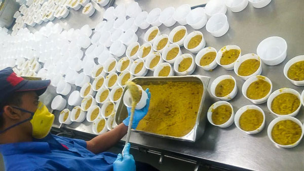 கொரோனா மட்டுமில்ல பசியாலும் மக்கள் தவிக்க கூடாது.. ஏழைகளுக்கு உதவ முன்வரும் இரு பெரிய நிறுவனங்கள்...