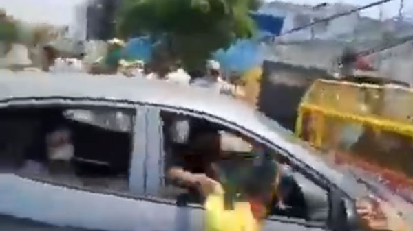நடு ரோட்டில் கதறி அழுத இளம்பெண்.. இதற்காகதான் இந்த நாடகமா! என்னம்மா இப்படி பண்றீங்களேமா...