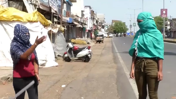 ஸ்கூட்டரில் ஆட்டம் காட்டிய பெண்கள்.. இருவரையும் கொத்தாக தூக்கிய போலீஸ்... வைரல் வீடியோ!