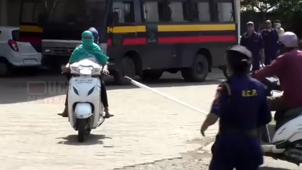 ஸ்கூட்டரில் ஆட்டம் காட்டிய பெண்கள்.. இருவரையும் கொத்தாக தூக்கிய போலீஸ்... வைரல் வீடியோ!