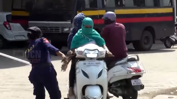ஸ்கூட்டரில் ஆட்டம் காட்டிய பெண்கள்.. இருவரையும் கொத்தாக தூக்கிய போலீஸ்... வைரல் வீடியோ!