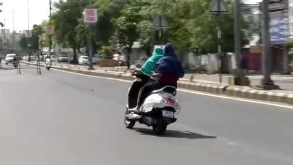 ஸ்கூட்டரில் ஆட்டம் காட்டிய பெண்கள்.. இருவரையும் கொத்தாக தூக்கிய போலீஸ்... வைரல் வீடியோ!