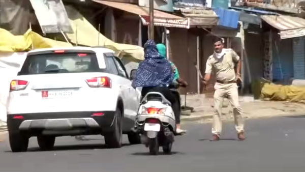 ஸ்கூட்டரில் ஆட்டம் காட்டிய பெண்கள்.. இருவரையும் கொத்தாக தூக்கிய போலீஸ்... வைரல் வீடியோ!