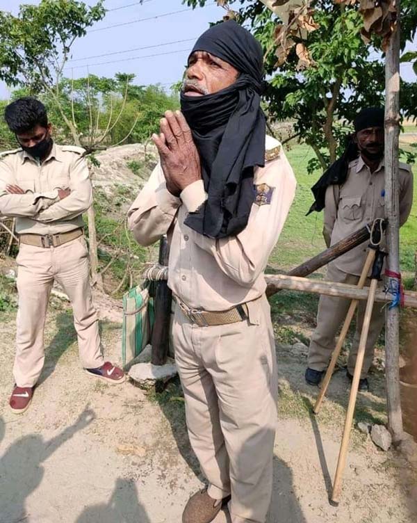 'என்னுடைய காரையே நிறுத்துவியா? மண்டியிடு' - கடமையை செய்த காவலரை தண்டித்த அரசு அதிகாரி.. கொதிக்கும் மக்கள்!