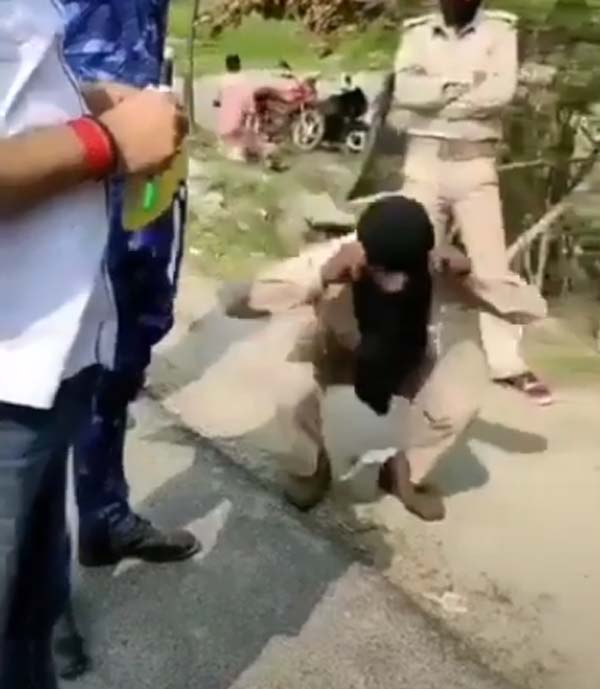 'என்னுடைய காரையே நிறுத்துவியா? மண்டியிடு' - கடமையை செய்த காவலரை தண்டித்த அரசு அதிகாரி.. கொதிக்கும் மக்கள்!