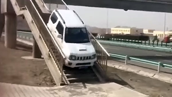வைரலாகும் வீடியோ... பாலத்தின் படிக்கட்டுகளில் காரை ஏற்றி, இறக்கிய சாகச டிரைவர்... எதற்காக தெரியுமா?
