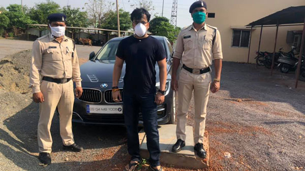 பேஸ்புக் லைவால் கிடைத்த பரிசு... விதிமீறிய இளைஞருக்கு வேற லெவல் பாடம் புகட்டிய போலீஸார்!