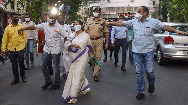மத்த சிஎம் மாதிரி இல்ல... காரை எடுத்து கொண்டு மம்தா செய்த காரியம்... எப்பவும் அவங்க ஸ்டைலே வேற...