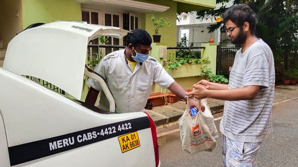 பணியாளர்கள் இல்லை... கார்கள் மூலமாக டெலிவிரி பணியை துவங்கும் பிளிப்கார்ட்...