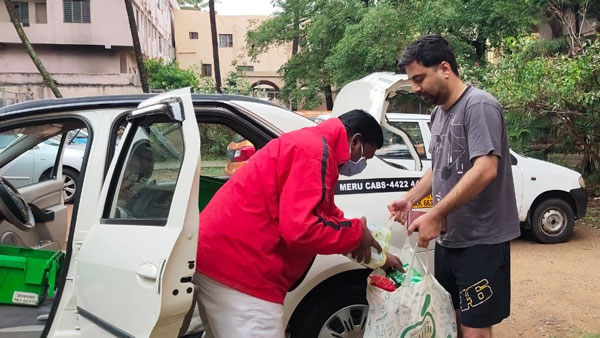 பணியாளர்கள் இல்லை... கார்கள் மூலமாக டெலிவிரி பணியை துவங்கும் பிளிப்கார்ட்...