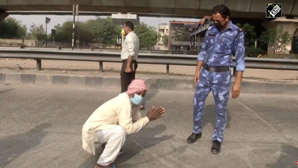 சைக்கிளில் ஊருக்கு போக 10 நாள் ஆகும்... கூலி தொழிலாளி சொன்ன காரணத்தை கேட்டதும் அனுப்பி வைத்த போலீஸ்