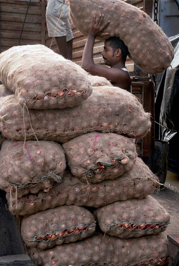 செம ட்ரிக்ஸ்... 3 லட்ச ரூபாய் செலவு செய்து சொந்த ஊர் வந்த மனிதர்... எப்படினு தெரிஞ்சா அசந்திருவீங்க