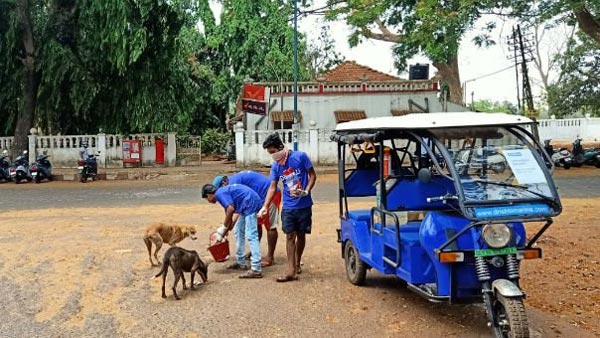 புல்லட்டில் சென்று நாய்களுக்கு உணவு அளிக்கும் இளம்பெண்... போலீஸ் மீது அதிர வைக்கும் குற்றச்சாட்டு...