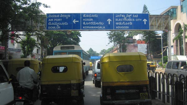 உலக நாடுகளுக்கே டஃப் கொடுக்கும் இந்திய சாலைகள்.. இம்மாதிரியான விநோதங்களை எங்குமே காண முடியாது!