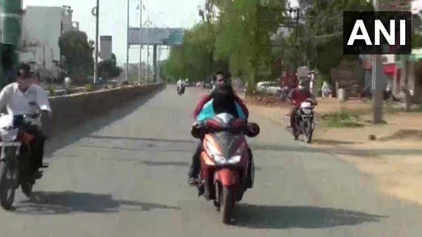 சும்மாவா சொன்னாங்க தாயை சிறந்ததொரு கோவில் இல்லைனு! மகனுக்காக தனியொரு ஆளாக 1,400 கிமீ பயணித்த பெண்..