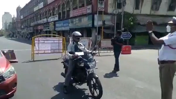 வாகனங்களுக்கு பெயிண்ட் அடித்து பழகும் போலீஸார்.. சேலம் காவல்துறையின் குசும்பு..