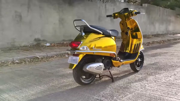 சாதாரண வெஸ்பா பாத்திருப்பீங்க.. கோல்ட் விராப் செய்யப்பட்ட வெஸ்பா பாத்திருக்கீங்களா? கூடுதல் கவர்ச்சி லுக்!