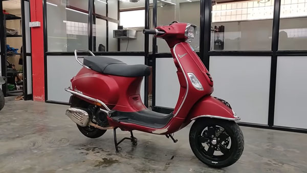சாதாரண வெஸ்பா பாத்திருப்பீங்க.. கோல்ட் விராப் செய்யப்பட்ட வெஸ்பா பாத்திருக்கீங்களா? கூடுதல் கவர்ச்சி லுக்!