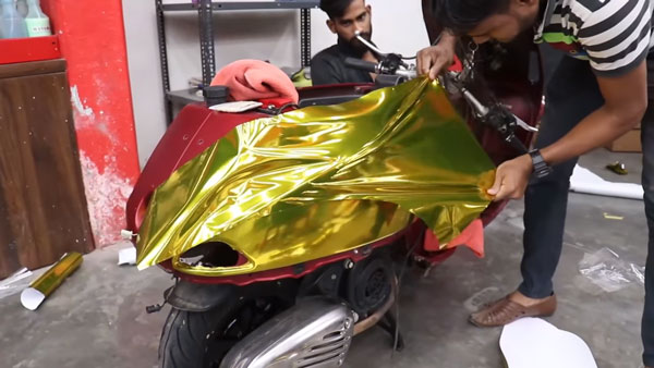 சாதாரண வெஸ்பா பாத்திருப்பீங்க.. கோல்ட் விராப் செய்யப்பட்ட வெஸ்பா பாத்திருக்கீங்களா? கூடுதல் கவர்ச்சி லுக்!