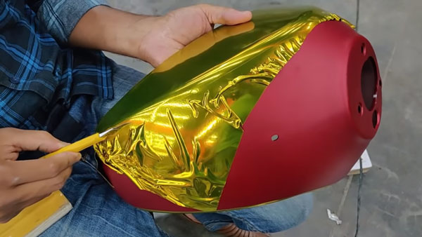 சாதாரண வெஸ்பா பாத்திருப்பீங்க.. கோல்ட் விராப் செய்யப்பட்ட வெஸ்பா பாத்திருக்கீங்களா? கூடுதல் கவர்ச்சி லுக்!