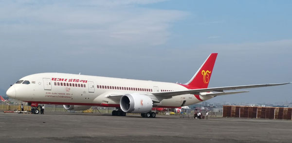 கொரோனாவோடு சேர்ந்து கூத்தடிக்கும் வெட்டுக்கிளிகள்... விமானங்களுக்கு காத்திருக்கும் பேராபத்து!