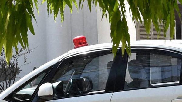 டிக்டாக் வீடியோவிற்காக காரில் சிவப்பு நிற பெக்கான்... மடக்கி பிடித்து இளைஞரை தூக்கி சென்ற போலீஸார்...