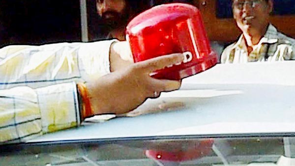 டிக்டாக் வீடியோவிற்காக காரில் சிவப்பு நிற பெக்கான்... மடக்கி பிடித்து இளைஞரை தூக்கி சென்ற போலீஸார்...