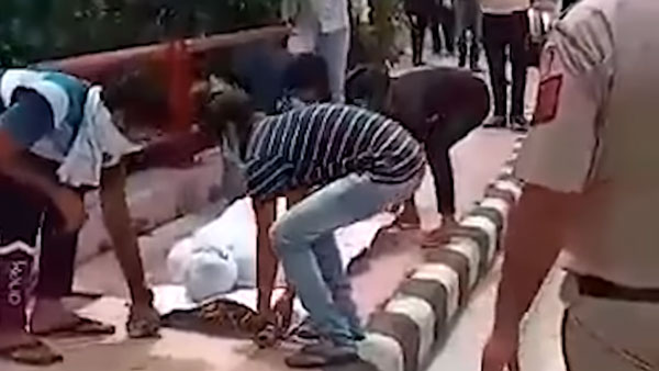 தெறித்து ஓடிய இளைஞர்கள்... இதுவரை யாரும் வழங்காத ஒரு தண்டனையை கொடுத்த போலீஸ்... வைரல் வீடியோ