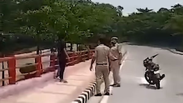 தெறித்து ஓடிய இளைஞர்கள்... இதுவரை யாரும் வழங்காத ஒரு தண்டனையை கொடுத்த போலீஸ்... வைரல் வீடியோ