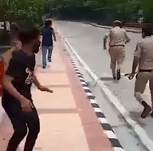 தெறித்து ஓடிய இளைஞர்கள்... இதுவரை யாரும் வழங்காத ஒரு தண்டனையை கொடுத்த போலீஸ்... வைரல் வீடியோ
