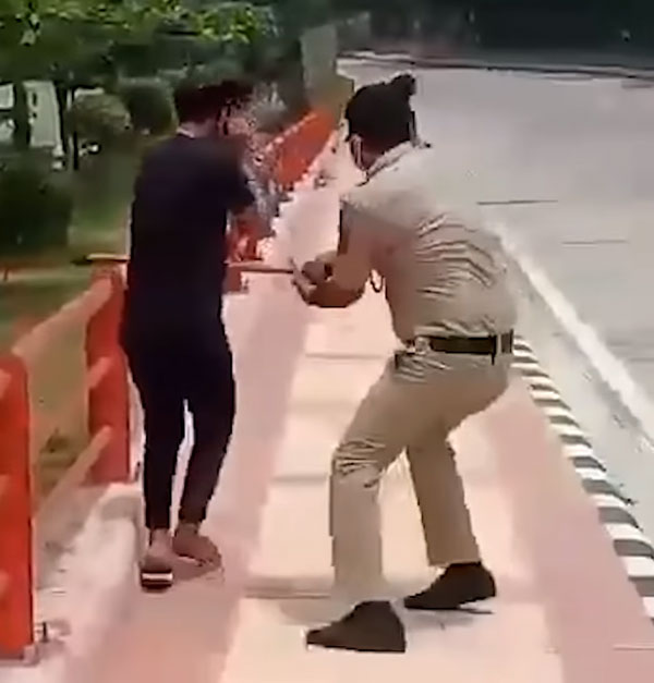 தெறித்து ஓடிய இளைஞர்கள்... இதுவரை யாரும் வழங்காத ஒரு தண்டனையை கொடுத்த போலீஸ்... வைரல் வீடியோ