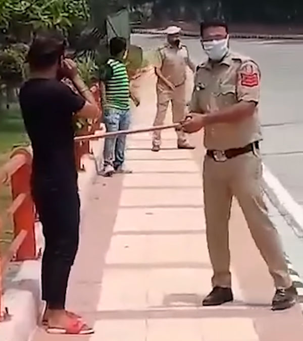 தெறித்து ஓடிய இளைஞர்கள்... இதுவரை யாரும் வழங்காத ஒரு தண்டனையை கொடுத்த போலீஸ்... வைரல் வீடியோ