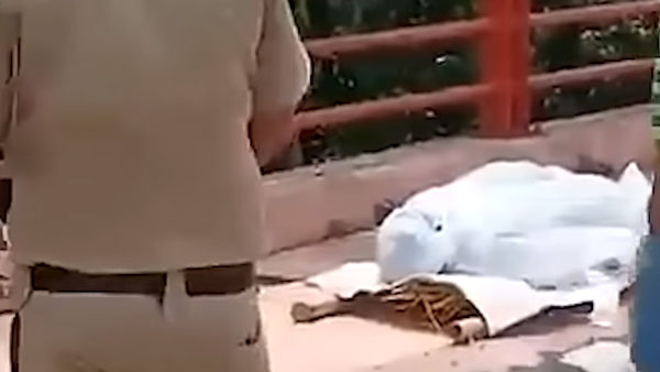 தெறித்து ஓடிய இளைஞர்கள்... இதுவரை யாரும் வழங்காத ஒரு தண்டனையை கொடுத்த போலீஸ்... வைரல் வீடியோ