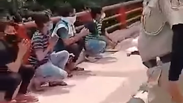 தெறித்து ஓடிய இளைஞர்கள்... இதுவரை யாரும் வழங்காத ஒரு தண்டனையை கொடுத்த போலீஸ்... வைரல் வீடியோ