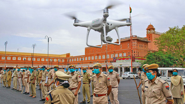 இருக்கும் இடத்தை தேடி வந்து உதவும் ட்ரோன்... நிவாரண பொருட்களை விநியோகிக்க புதுமையான முயற்சி!