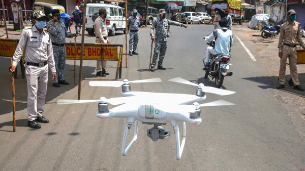 இருக்கும் இடத்தை தேடி வந்து உதவும் ட்ரோன்... நிவாரண பொருட்களை விநியோகிக்க புதுமையான முயற்சி!