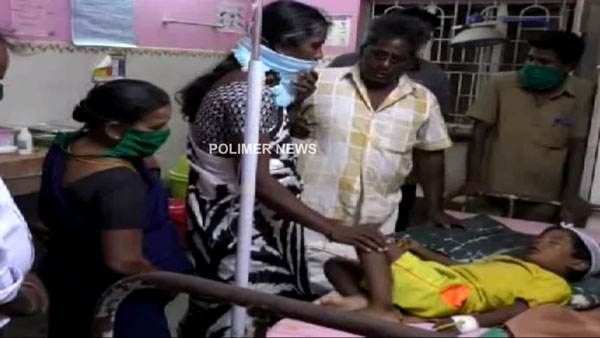 மகன் கீழே விழுந்தது கூட தெரியாமல் பைக் பயணம்... தந்தையை கழுவி ஊற்றும் தமிழக மக்கள்... ஏன் தெரியுமா?