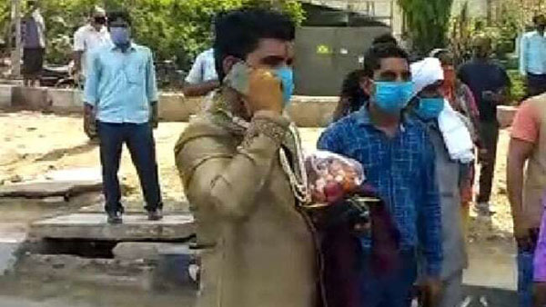 நடுரோட்டில் தீப்பிடித்த கார்... போலீஸாரால் மயிரிழையில் காப்பாற்றப்பட்ட கல்யாண மாப்பிள்ளை