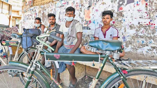 1,500 கிமீ பயணிக்கும் தொழிலாளர்கள்... இவங்க சைக்கிள் வாங்கியது எப்படினு தெரிஞ்சா வருத்தப்படுவீங்க...