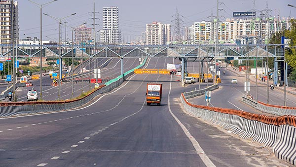 வீடாக மாறிய நானோ கார்... ஒன்றல்ல, இரண்டல்ல 47 நாட்களாக வசித்து வரும் இளைஞர்... ஏன் தெரியுமா?