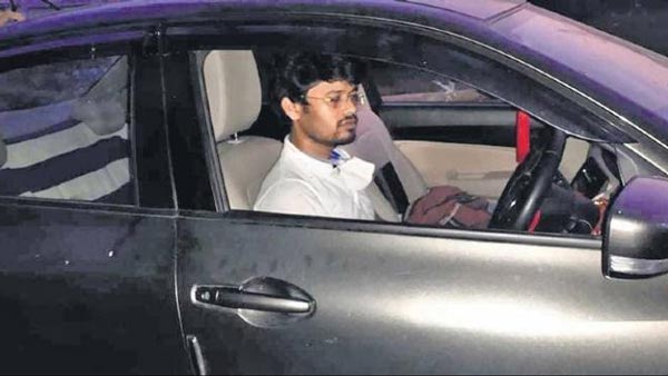 கண் பார்வைக்கு புலப்படும் தூரத்தில் வீடு இருந்தும் காரில் வாழும் இளைஞர்... காரணம் தெரிஞ்சா மிரண்டு போய்ருவீங்க?